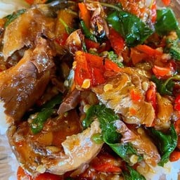 ข้าวราดปลากระป๋องไฟลุกแซ่บๆ