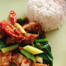 ข้าวราดคะน้าหมูกรอบ