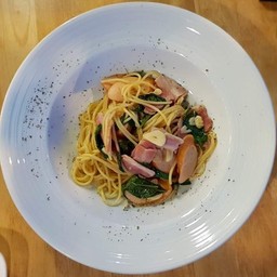 สปาเก็ตตี้เบคอนไส้กรอกพริกแห้ง