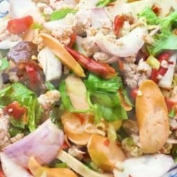 ยำมาม่าหมูสับ+ไส้กรอก+หมูยอ