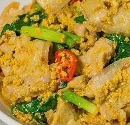 ผงกระหรี่หมูชิ้นราดข้าว