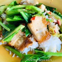 คะน้าหมูกรอบราดข้าว