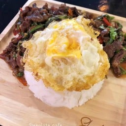 กระเพราเนื้อราดข้าว