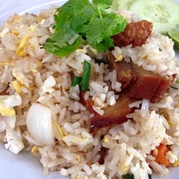 ข้าวผัดหมูกรอบ
