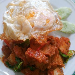 ผัดพริกแกงหมูราดข้าวไข่ดาว
