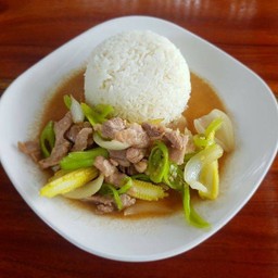 ผัดพริกหยวกหมูชิ้นราดข้าว