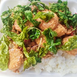 กระเพากรอบหมูสับเต้าหู้ไข่