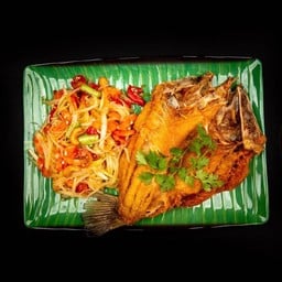 ส้มตำ ปลากะพงทอด