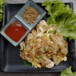 ก๋วยเตี๋ยวคั่วไก่ ละมุนผัดอ่อนโยน