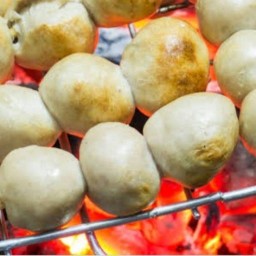 ลูกชิ้นปิ้งย่างอร่อย by ครูตูน