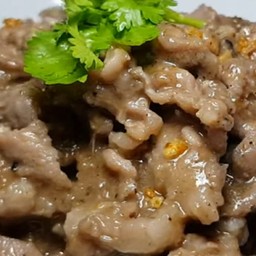 เนื้อโคขุนทอดกระเทียม ราดข้าว