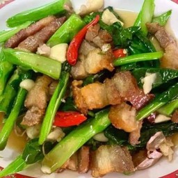 ผัดคะน้าหมูกรอบ(กับข้าว)