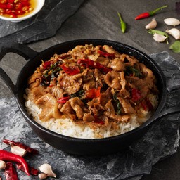 ข้าวกะเพราบ้ากล้ามหมูสันนอกสไลด์คั่ว 150 กรัม