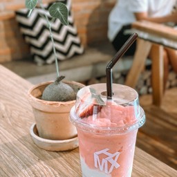 STRAWBERRY SMOOTHIE YOGURT