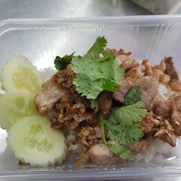 ข้าวหมูทอดกระเทียม