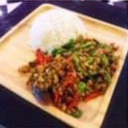 กระเพราไข่เยี่ยวม้าราดข้าว