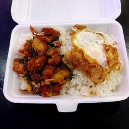 กระเพราหมูกรอบราดข้าว