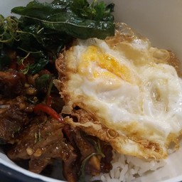 ข้าวหร้ากะเพราขาหมูทอดเยอรมันไข่ดาวกรอบ