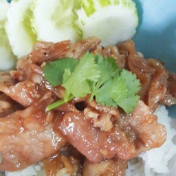 หมูผัดกระเทียม ราดข้าว