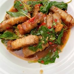 ผัดกะเพราหมูกรอบ