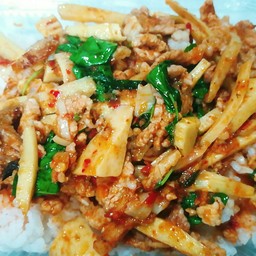 หน่อไม้ผัดพริกแกง ใส่ใบโหระพา ราดข้าว