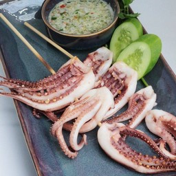 ปลาหมึกย่างโตโต้ โอ้โหเยี่ยมไปเลย