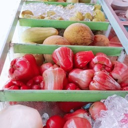 กองทองผลไม้สด ผลไม้ดอง @หน้าเซเว่น สถานีรถไฟสุรินทร์