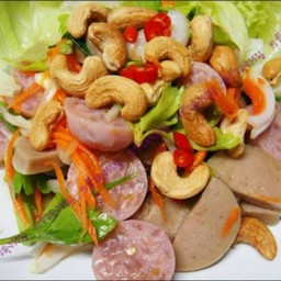 ยำแหนมมะม่วงหิมพานต์