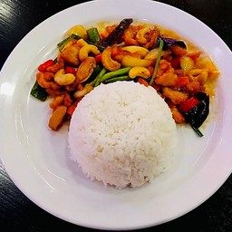 ผัดไก่เม็ดมะม่วงราดข้าว