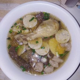 ก๋วยจั๊บเส้นมาม่ารวมพิเศษ