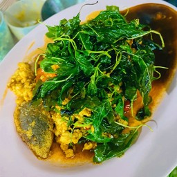 ไข่เยี่ยวม้าผัดกะเพรากรอบ