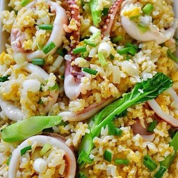 ข้าวผัดปลาหมึก