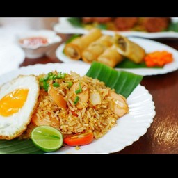 ข้าวผัดพริกเผาไส้กรอก ไข่ดาว