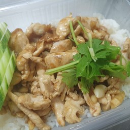 ข้าวกระเทียมพริกไทยไก่