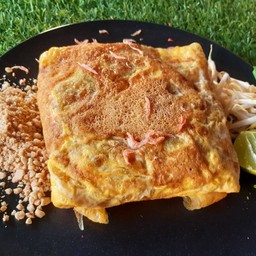 ผัดไทย ใส่ไก่ ห่อไข่