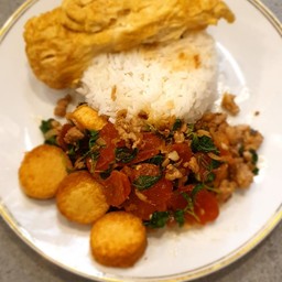 ข้าวกระเพราเต้าหู้ไข่หมูสับไข่แดงเค็ม
