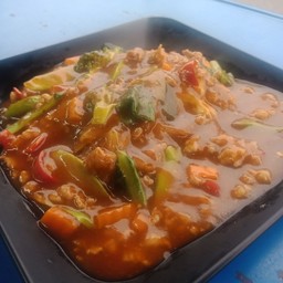 เส้นใหญ่ราดหน้าหมูสับน้ำแดง