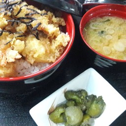 ข้าวหน้ากุ้งทอด