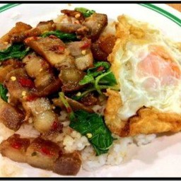 กระเพราหมูกรอบไข่ดาวราดข้าว