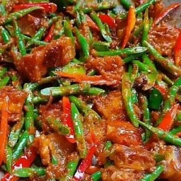 เนื้อโคขุนผัดพริกแกงถั่ว ราดข้าว