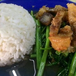 ข้าวราดผัดผักบุ้ง