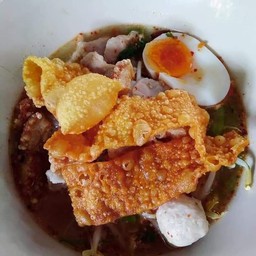 ก๋วยเตี๋ยวต้มยำหมูใส่ไข่