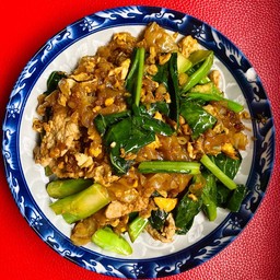 เส้นใหญ่ผัดซีอิ๊วหมู-ไก่