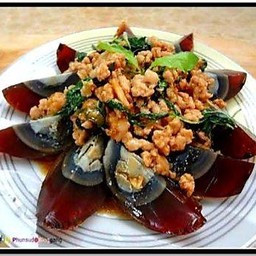 กระเพรา หมูสับ ไข่เยี่ยวม้า
