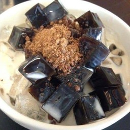 เฉาก๊วยทรงเครื่องนมสด