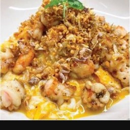 ข้าวไข่ข้นกุ้งกระเทียม หรือหมูกรอบ