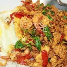 ข้าวกะเพรารวมมิตรไข่ดาว