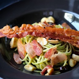 Pesto Pasta with Garlic and Bacon