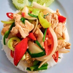 ไก่ผัดพริกหยวกราดข้าว