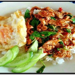 กระเพราหมูชิ้นไข่ดาว